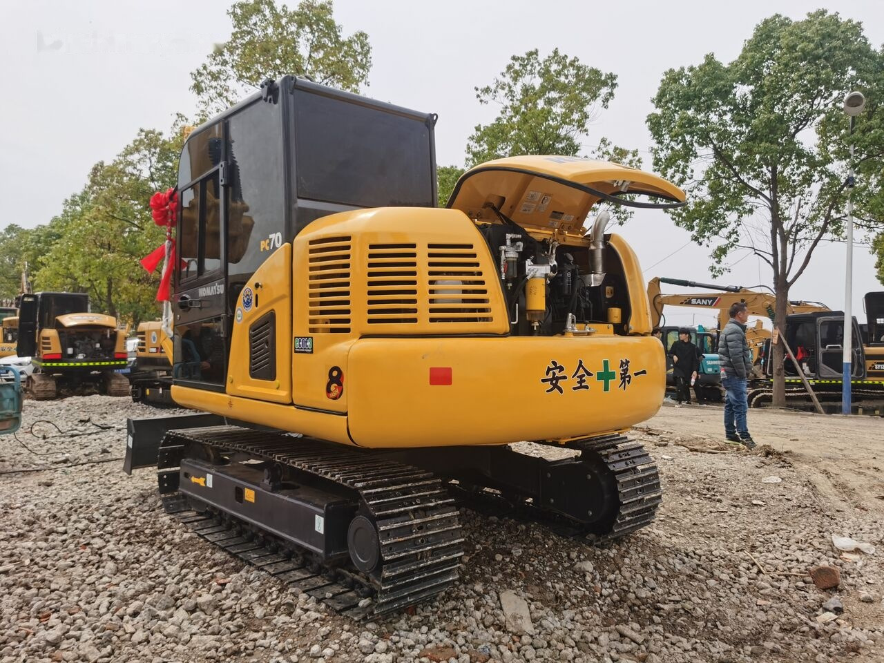 Komatsu PC70-8 - Minikotró: 2 kép. Komatsu PC70-8 - Minikotró: 2 kép.
