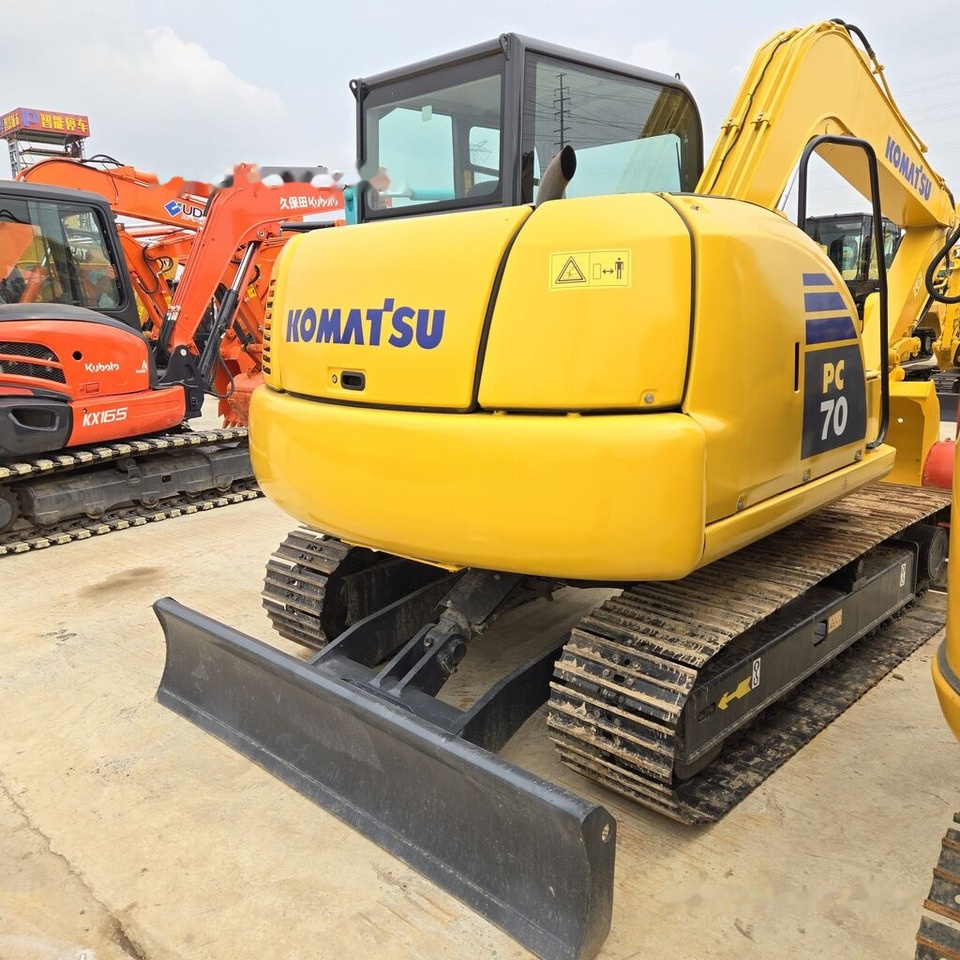 Komatsu PC70-8 - Minikotró: 5 kép. Komatsu PC70-8 - Minikotró: 5 kép.