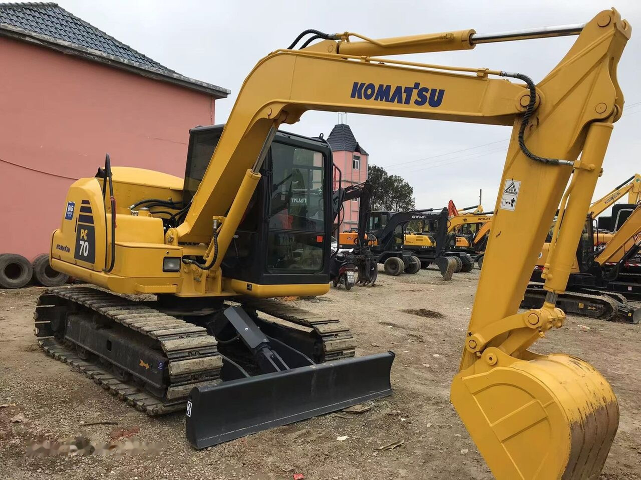 Komatsu PC70-8 - Lánctalpas kotró: 2 kép. Komatsu PC70-8 - Lánctalpas kotró: 2 kép.