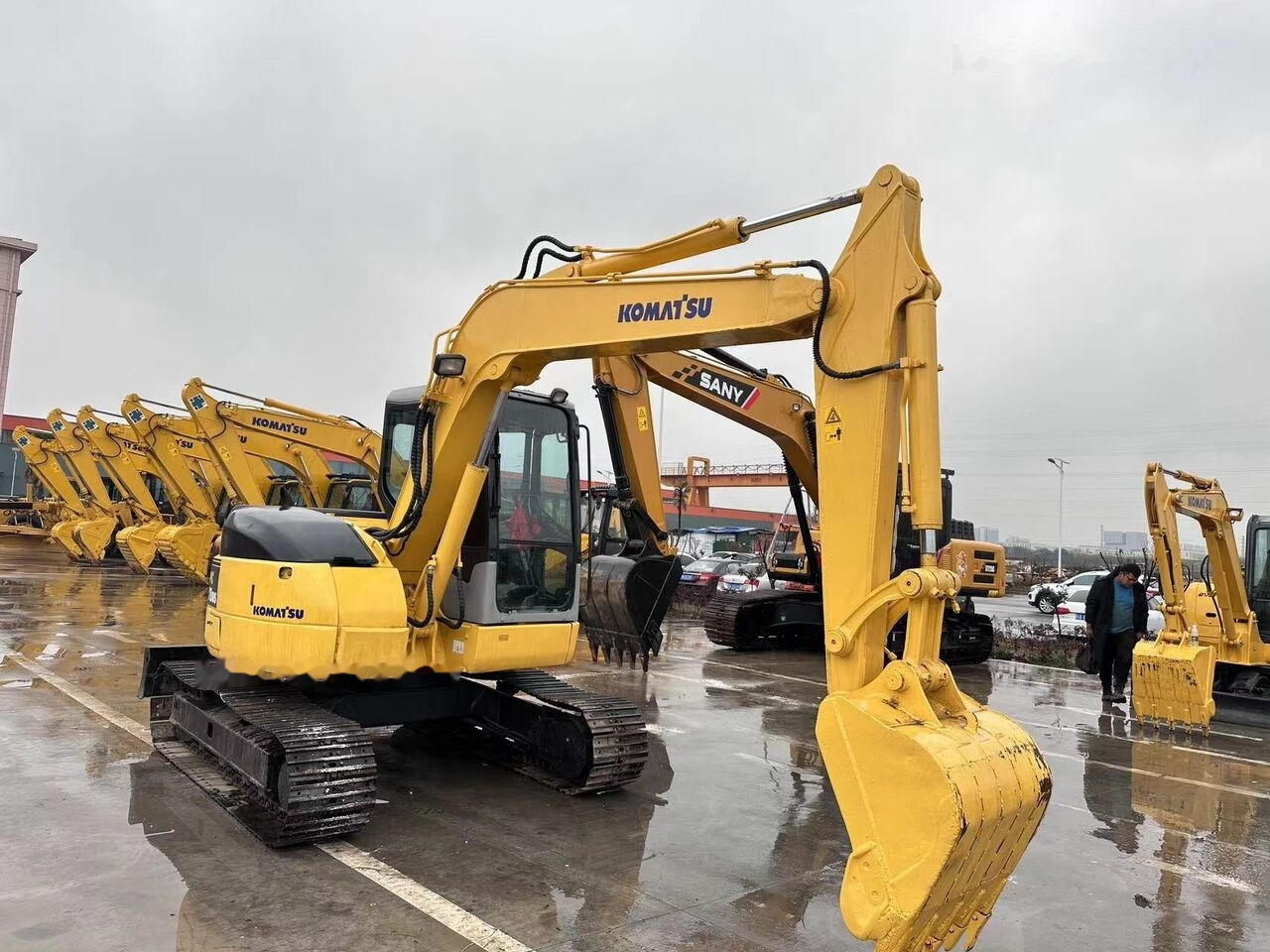 Komatsu PC78US - Minikotró: 3 kép. Komatsu PC78US - Minikotró: 3 kép.