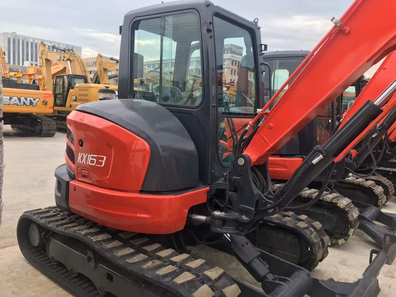 Minikotró Kubota KX163: 13 kép.