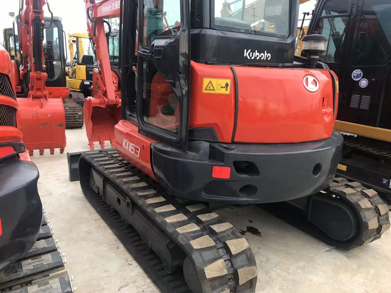 Minikotró Kubota KX163: 9 kép.