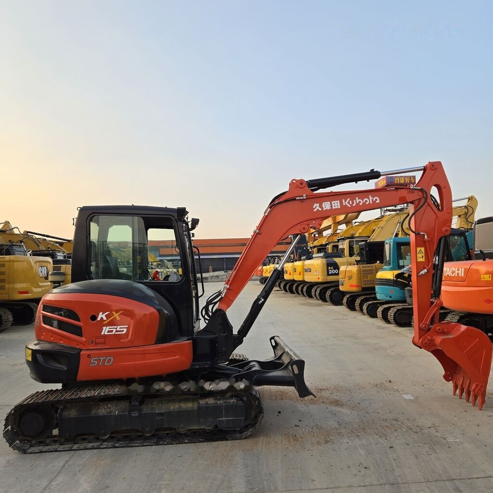 Minikotró Kubota KX165: 6 kép.