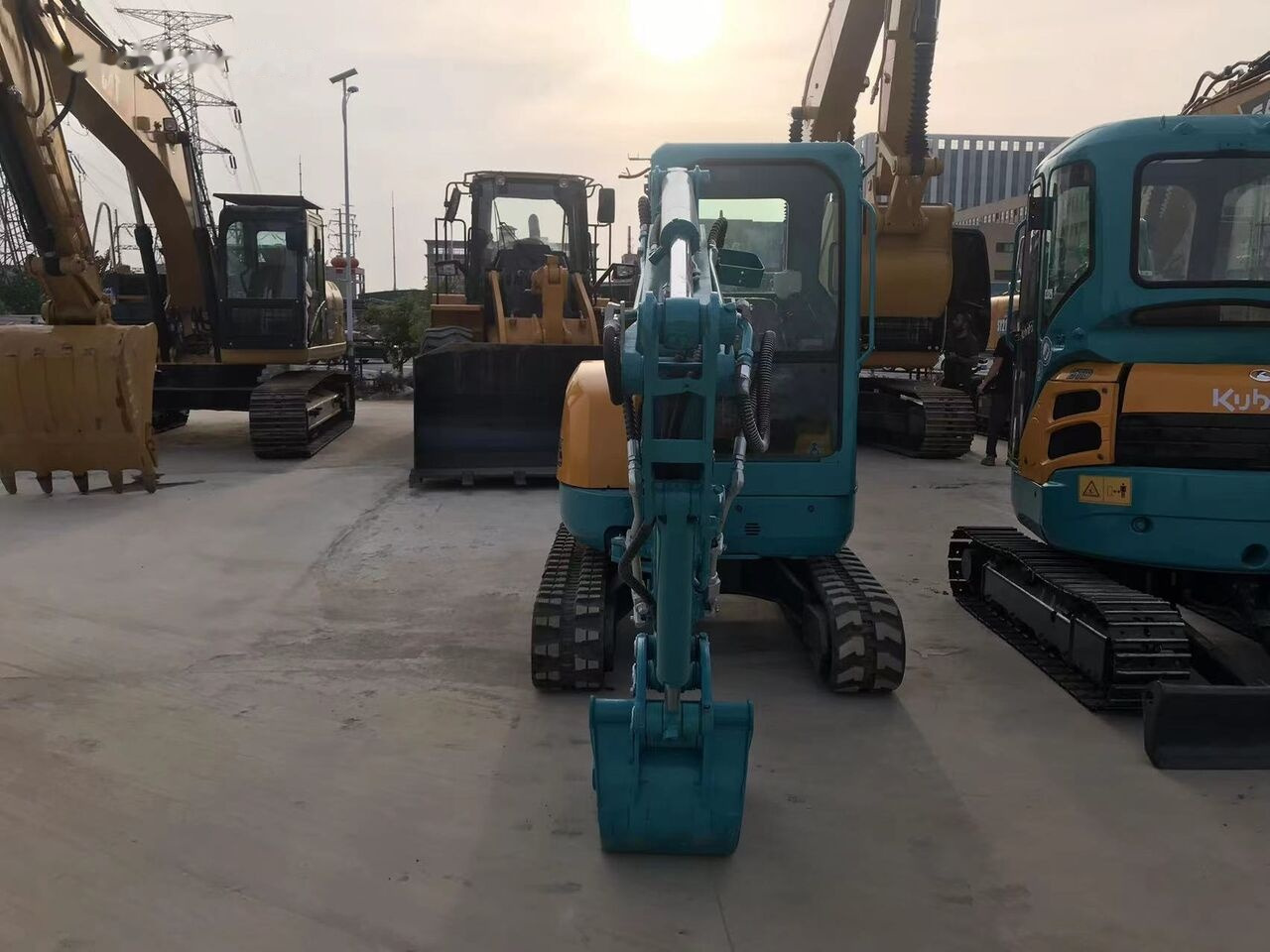 Kubota U25 - Minikotró: 3 kép. Kubota U25 - Minikotró: 3 kép.