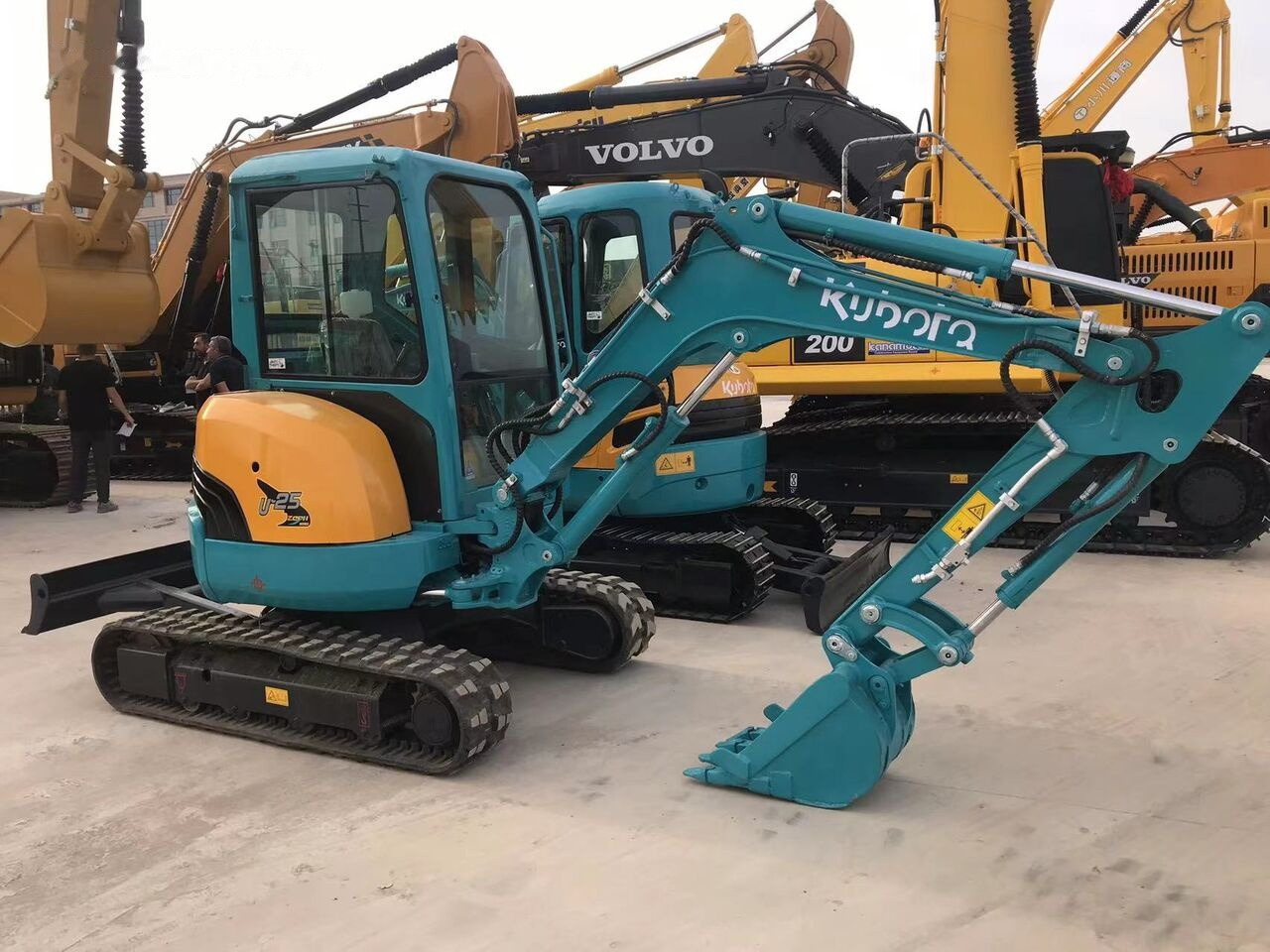 Kubota U25 - Minikotró: 2 kép. Kubota U25 - Minikotró: 2 kép.