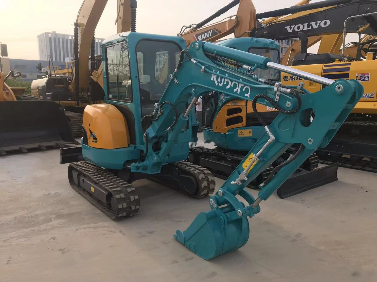 Kubota U25 - Minikotró: 4 kép. Kubota U25 - Minikotró: 4 kép.
