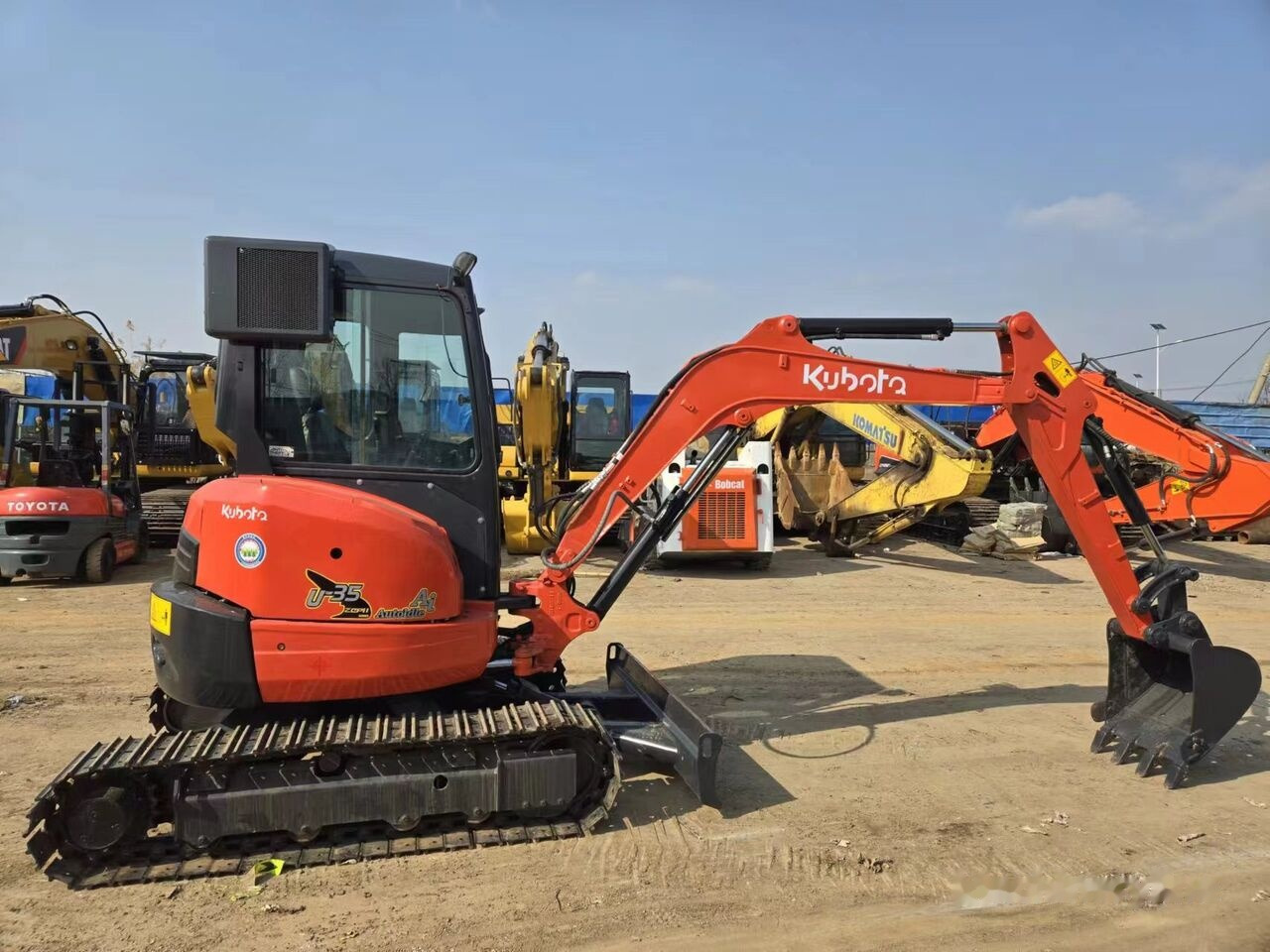 Kubota U35 - Minikotró: 1 kép. Kubota U35 - Minikotró: 1 kép.
