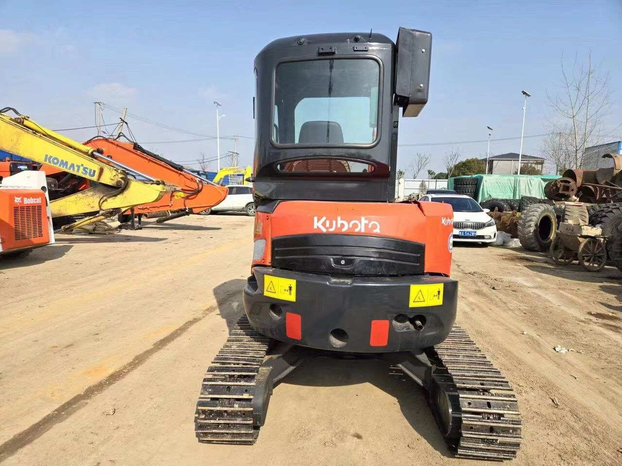 Kubota U35 - Minikotró: 3 kép. Kubota U35 - Minikotró: 3 kép.
