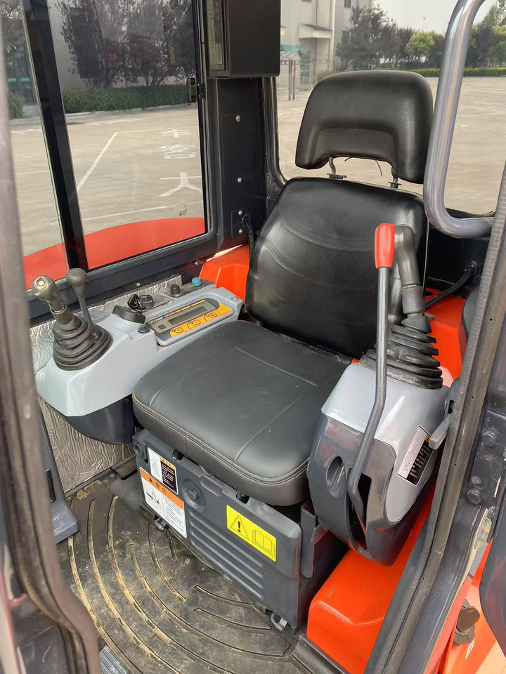 Minikotró Kubota U50-4: 11 kép. Minikotró Kubota U50-4: 11 kép.