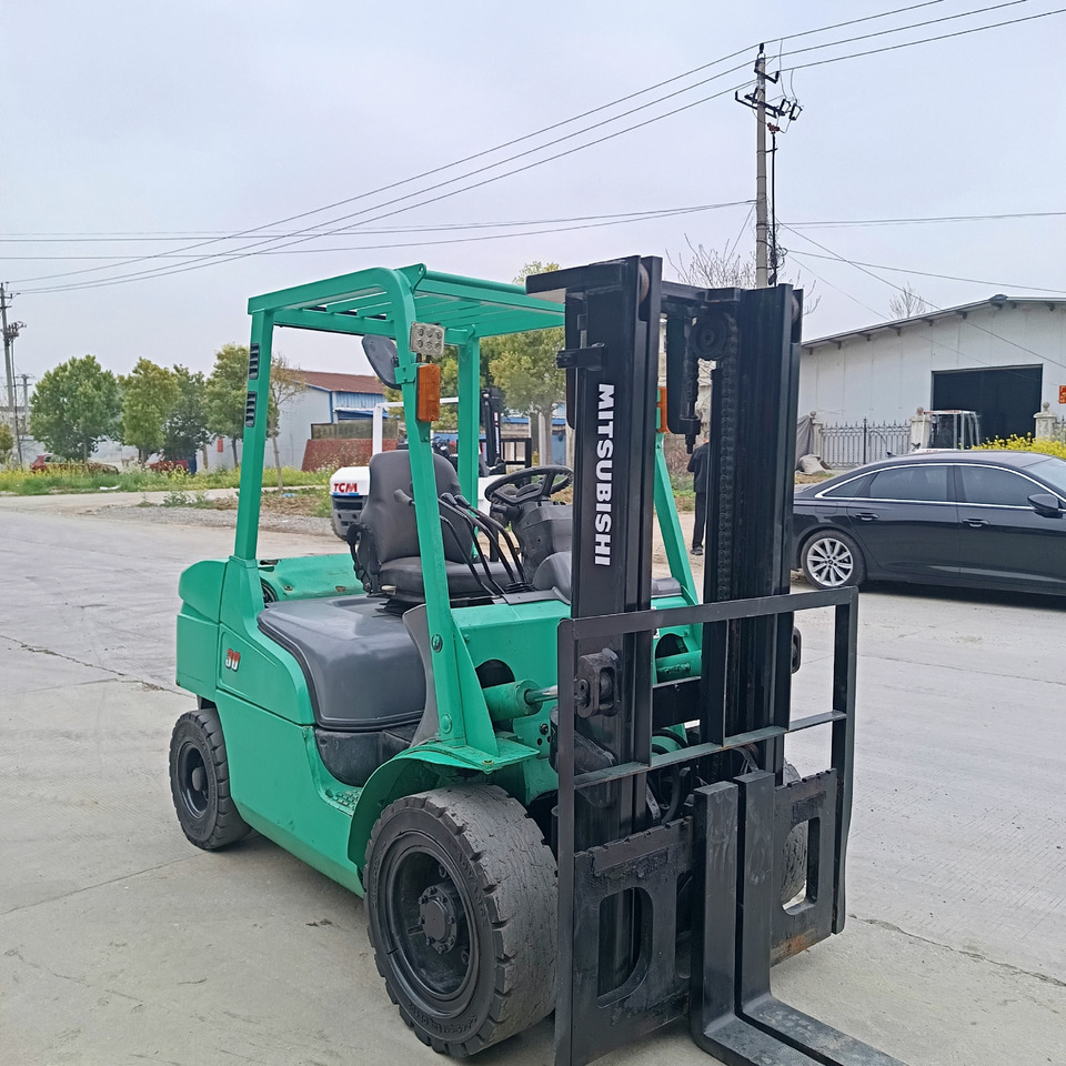 Mitsubishi FD30 - Dízel targonca: 2 kép. Mitsubishi FD30 - Dízel targonca: 2 kép.