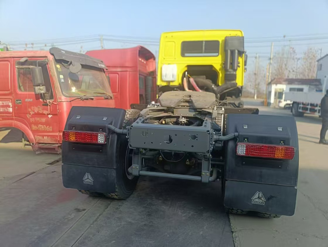 SINOTRUK HOWO - Nyergesvontató: 3 kép. SINOTRUK HOWO - Nyergesvontató: 3 kép.