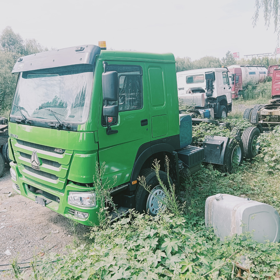 SINOTRUK HOWO - Nyergesvontató: 2 kép. SINOTRUK HOWO - Nyergesvontató: 2 kép.