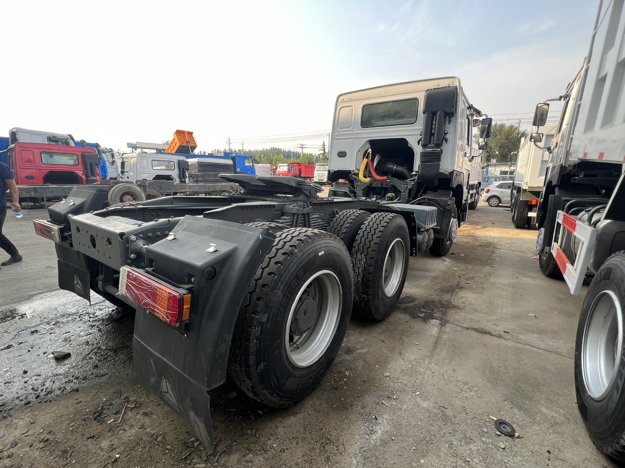 SINOTRUK HOWO tralier head - Nyergesvontató: 2 kép. SINOTRUK HOWO tralier head - Nyergesvontató: 2 kép.