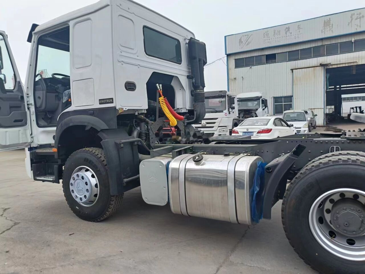 Sinotruk Howo 371 - Nyergesvontató: 2 kép. Sinotruk Howo 371 - Nyergesvontató: 2 kép.