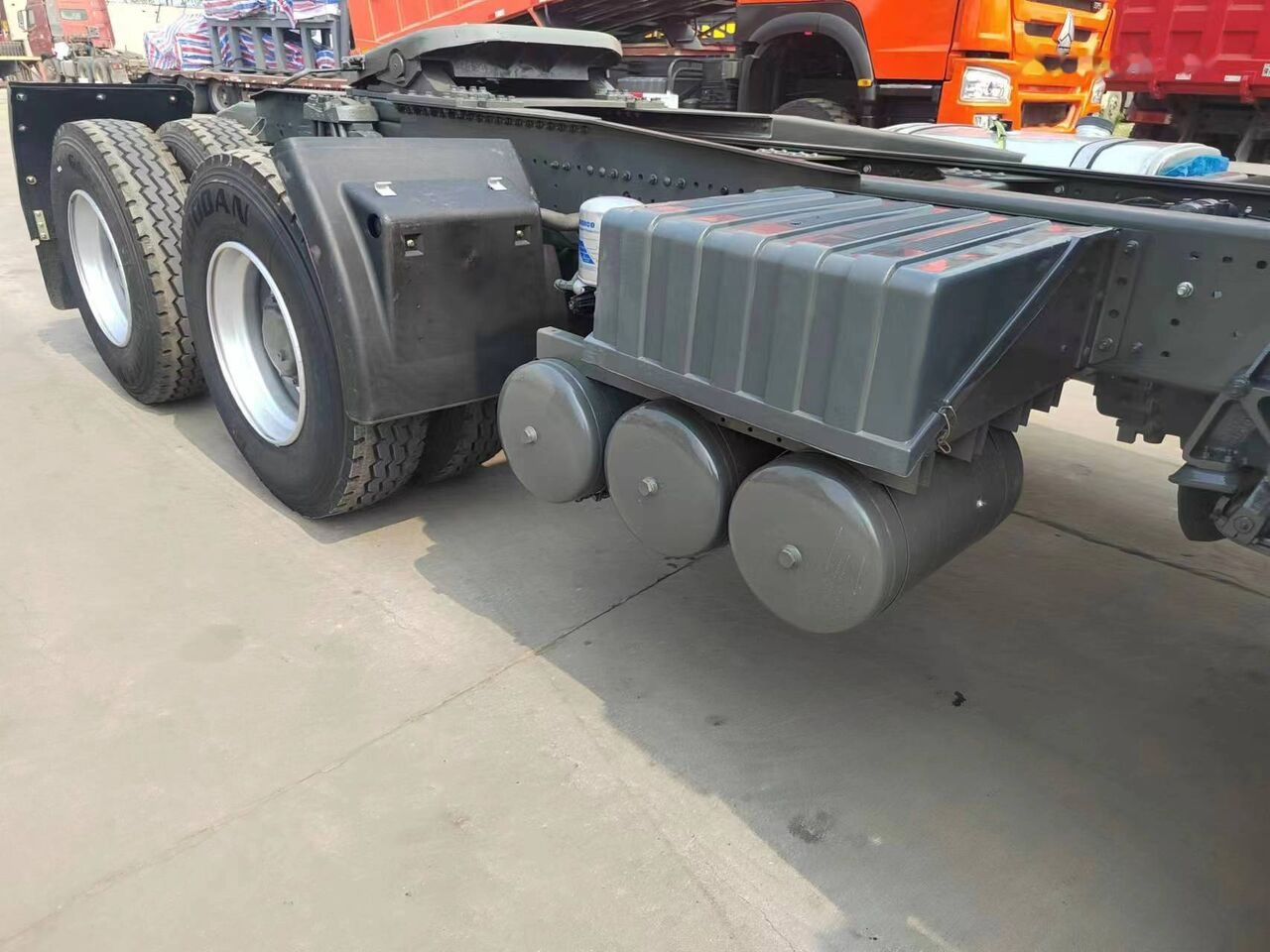 Nyergesvontató Sinotruk Howo 420: 6 kép.