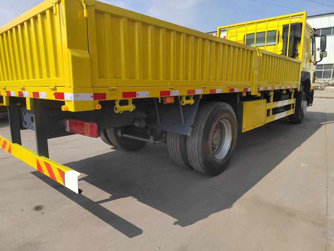 Sinotruk Howo - Nyergesvontató: 5 kép. Sinotruk Howo - Nyergesvontató: 5 kép.