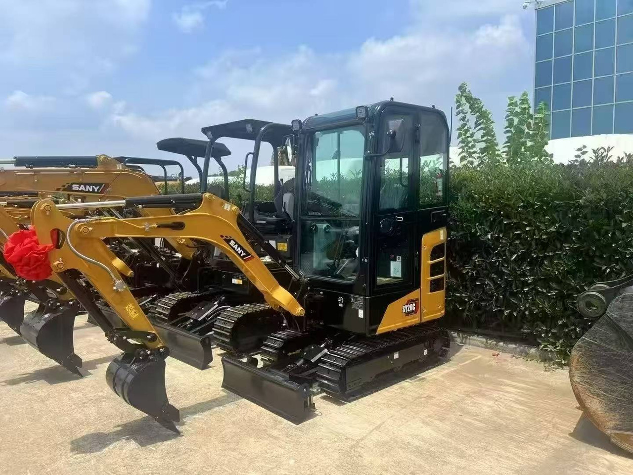 SANY SY60C - Minikotró: 2 kép. SANY SY60C - Minikotró: 2 kép.