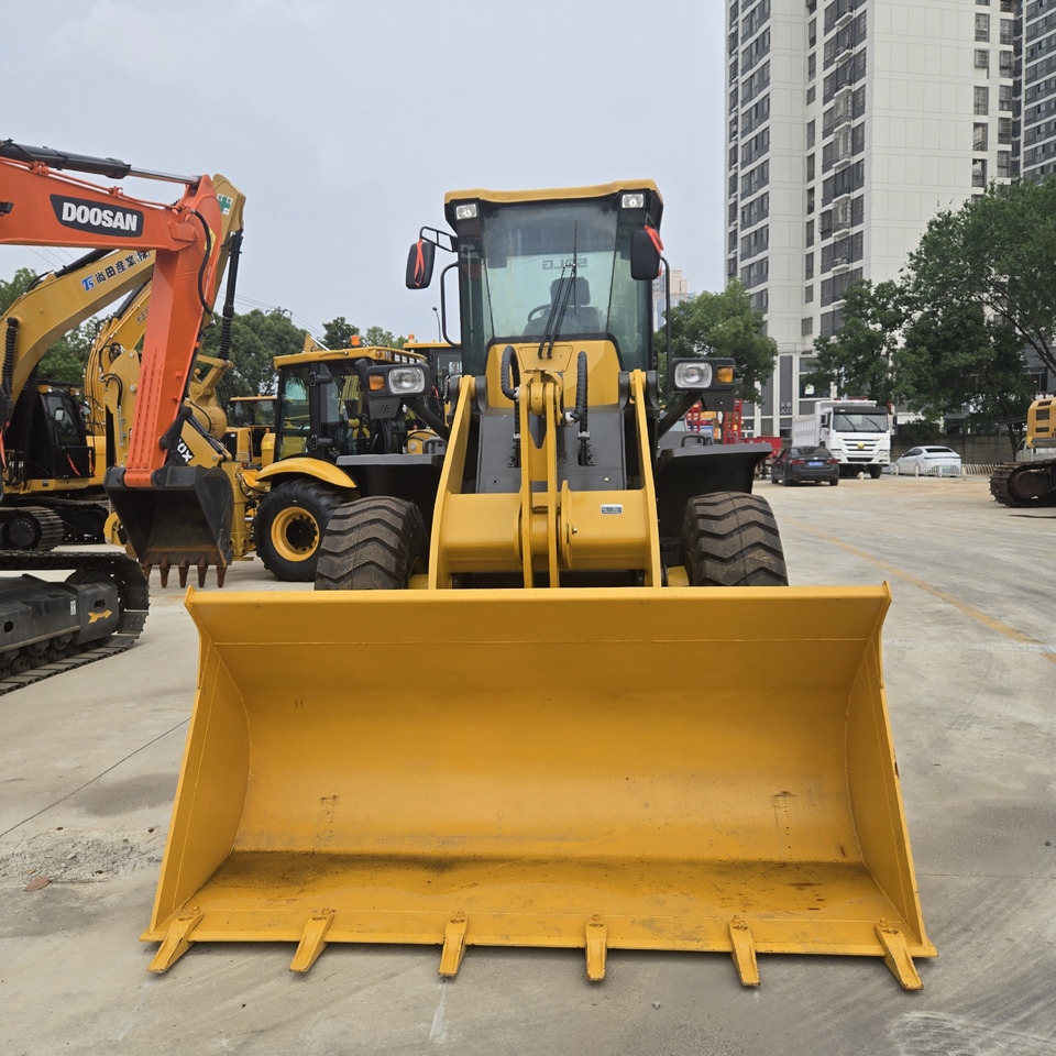 SDLG LG936L - Gumikerekes homlokrakodó: 3 kép. SDLG LG936L - Gumikerekes homlokrakodó: 3 kép.