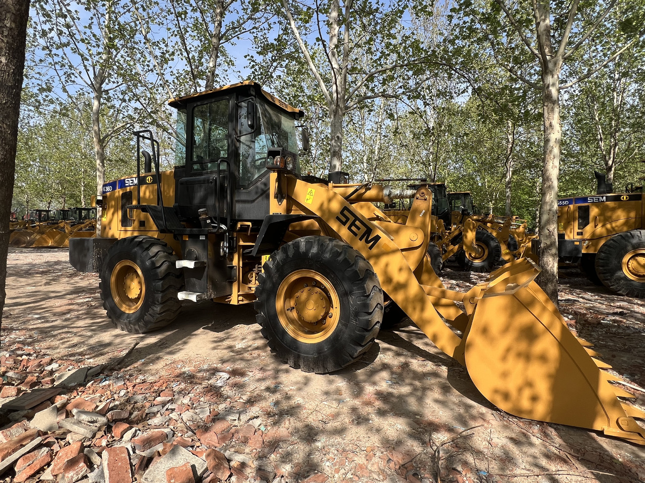 SEM SEM636D - Gumikerekes homlokrakodó: 5 kép. SEM SEM636D - Gumikerekes homlokrakodó: 5 kép.