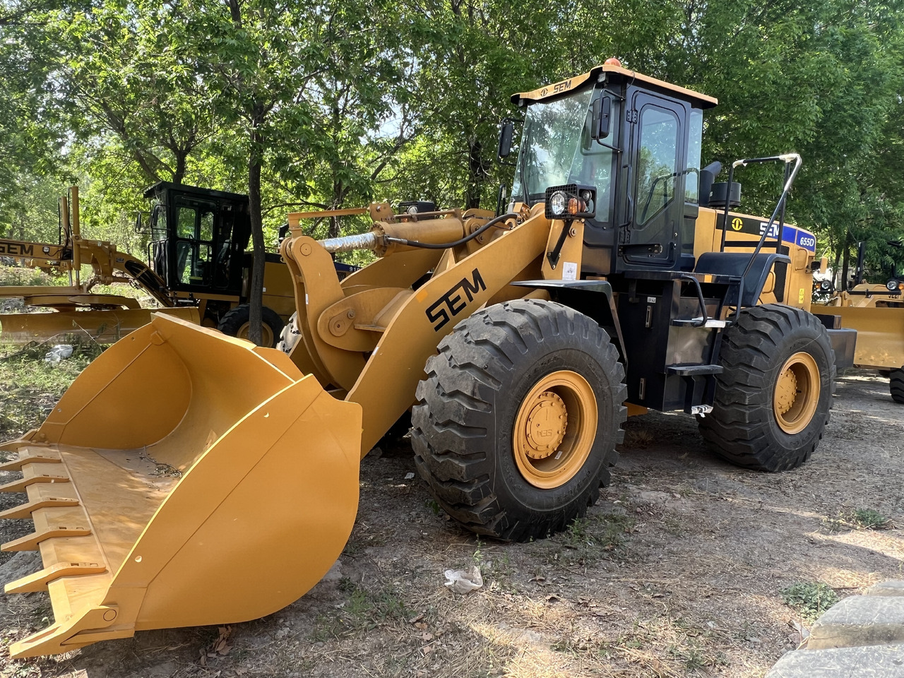 SEM SEM655D - Gumikerekes homlokrakodó: 3 kép. SEM SEM655D - Gumikerekes homlokrakodó: 3 kép.