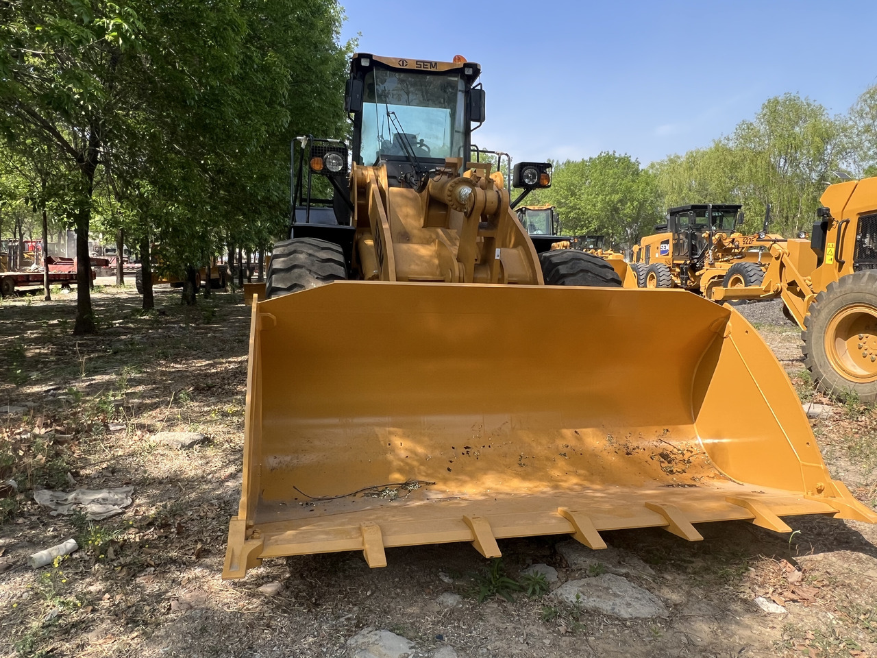 SEM SEM655D - Gumikerekes homlokrakodó: 5 kép. SEM SEM655D - Gumikerekes homlokrakodó: 5 kép.