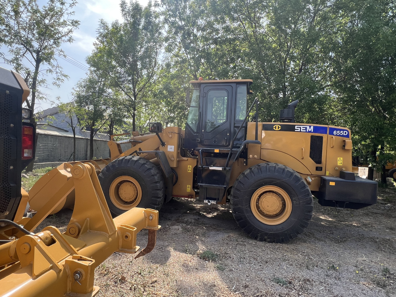 SEM SEM655D - Gumikerekes homlokrakodó: 2 kép. SEM SEM655D - Gumikerekes homlokrakodó: 2 kép.