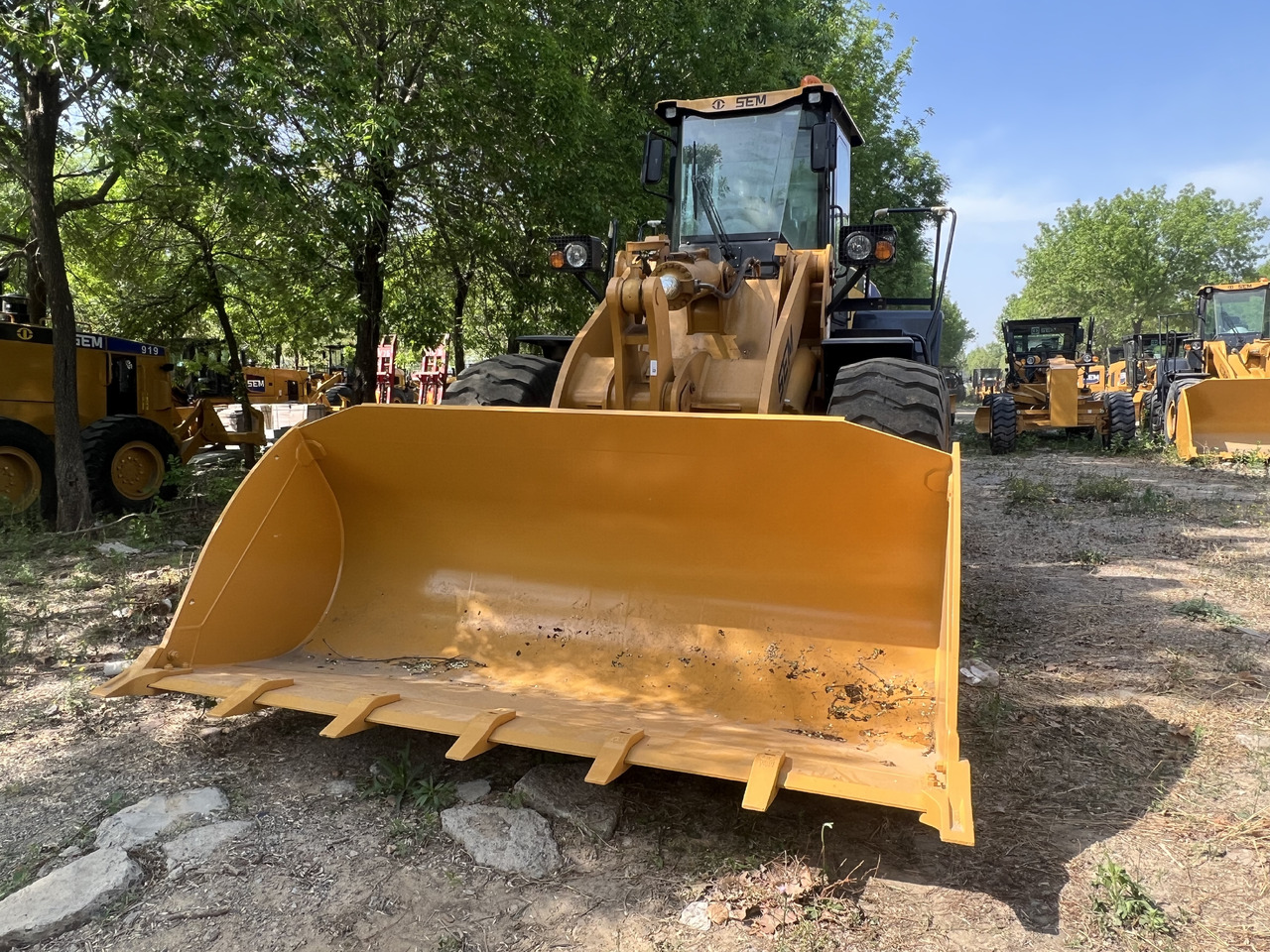 SEM SEM655D - Gumikerekes homlokrakodó: 4 kép. SEM SEM655D - Gumikerekes homlokrakodó: 4 kép.