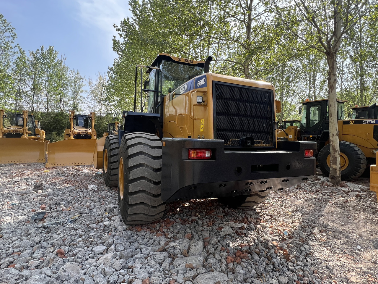 SEM SEM660D - Gumikerekes homlokrakodó: 3 kép. SEM SEM660D - Gumikerekes homlokrakodó: 3 kép.