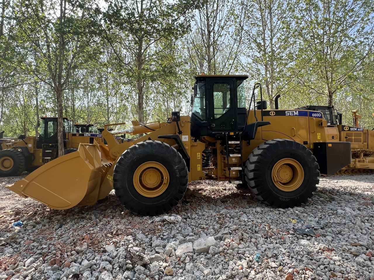 SEM SEM660D - Gumikerekes homlokrakodó: 4 kép. SEM SEM660D - Gumikerekes homlokrakodó: 4 kép.