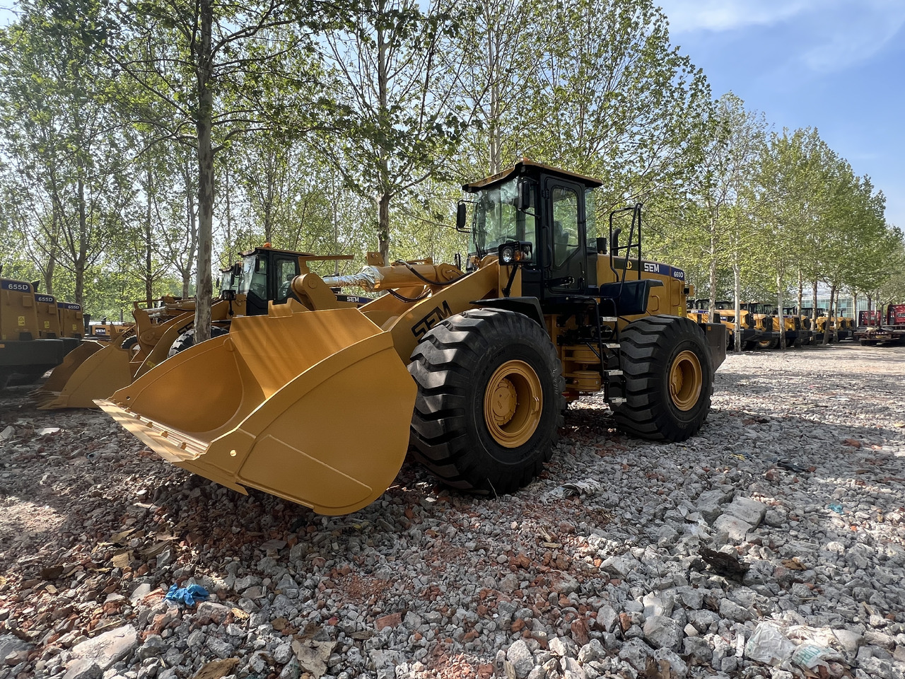 SEM SEM660D - Gumikerekes homlokrakodó: 5 kép. SEM SEM660D - Gumikerekes homlokrakodó: 5 kép.