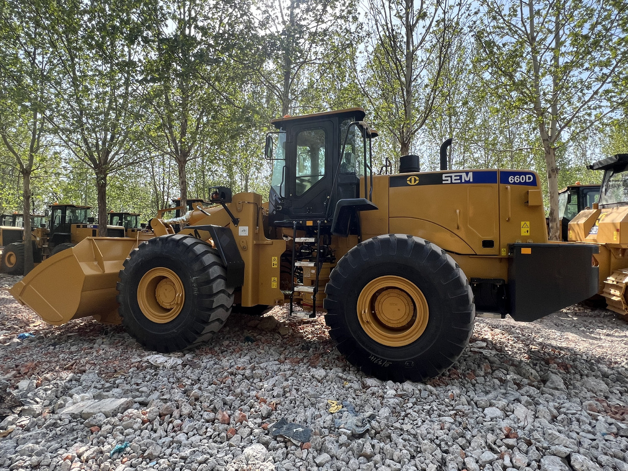 SEM SEM660D - Gumikerekes homlokrakodó: 3 kép. SEM SEM660D - Gumikerekes homlokrakodó: 3 kép.