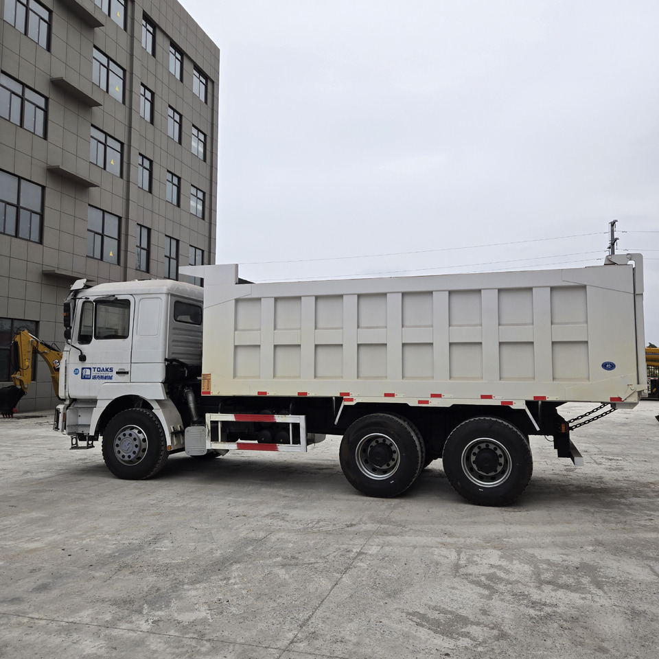 SINOTRUK F3000 6x4 RHD - Billenőplatós teherautó: 3 kép. SINOTRUK F3000 6x4 RHD - Billenőplatós teherautó: 3 kép.