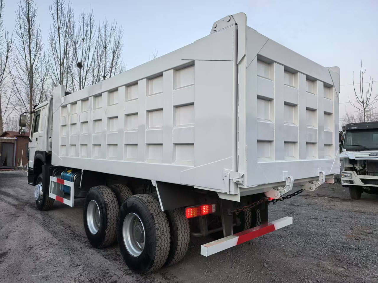 SINOTRUK HOWO 6x4 - Billenőplatós teherautó: 3 kép. SINOTRUK HOWO 6x4 - Billenőplatós teherautó: 3 kép.