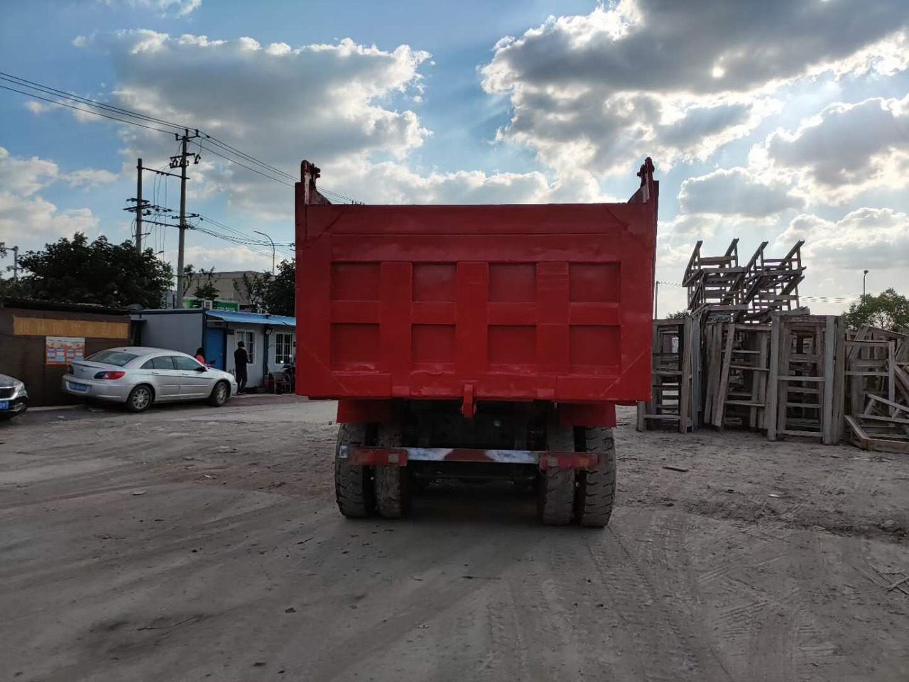 Billenőplatós teherautó SINOTRUK HOWO 6x4: 6 kép.