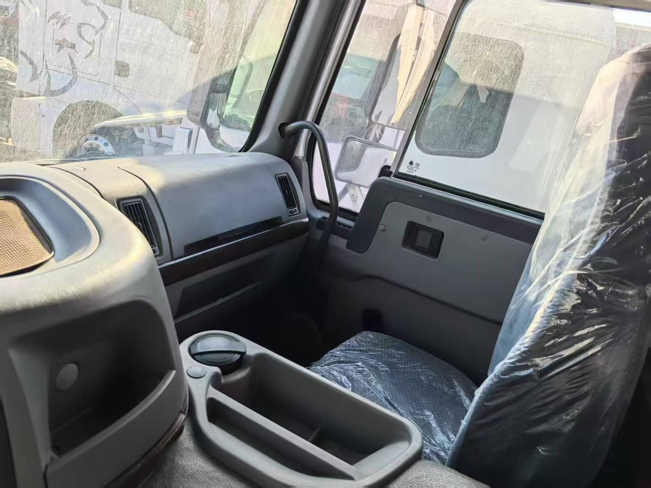 SINOTRUK HOWO 8x4 - Billenőplatós teherautó: 5 kép. SINOTRUK HOWO 8x4 - Billenőplatós teherautó: 5 kép.