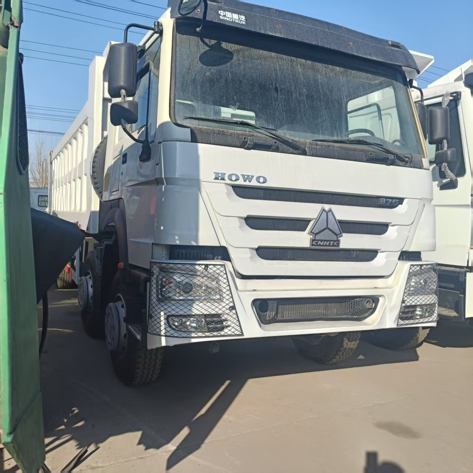SINOTRUK HOWO 8x4 - Billenőplatós teherautó: 1 kép. SINOTRUK HOWO 8x4 - Billenőplatós teherautó: 1 kép.