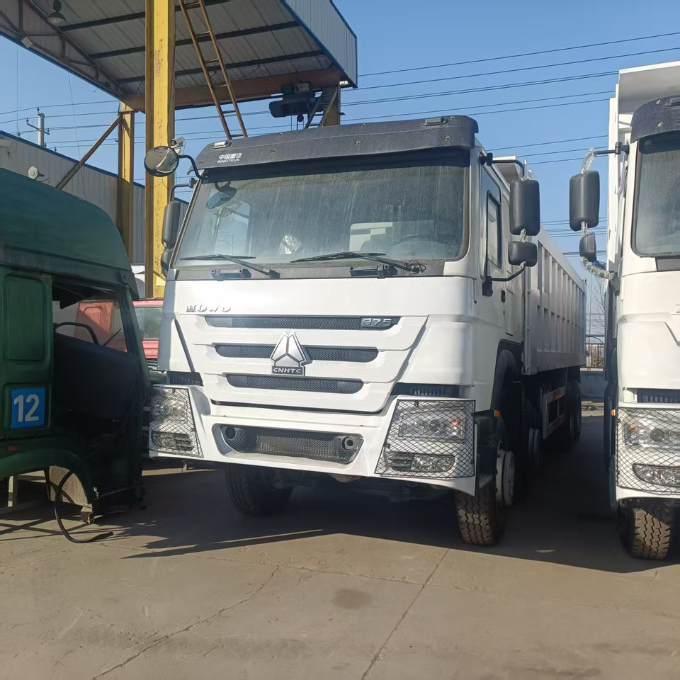 SINOTRUK HOWO 8x4 - Billenőplatós teherautó: 2 kép. SINOTRUK HOWO 8x4 - Billenőplatós teherautó: 2 kép.