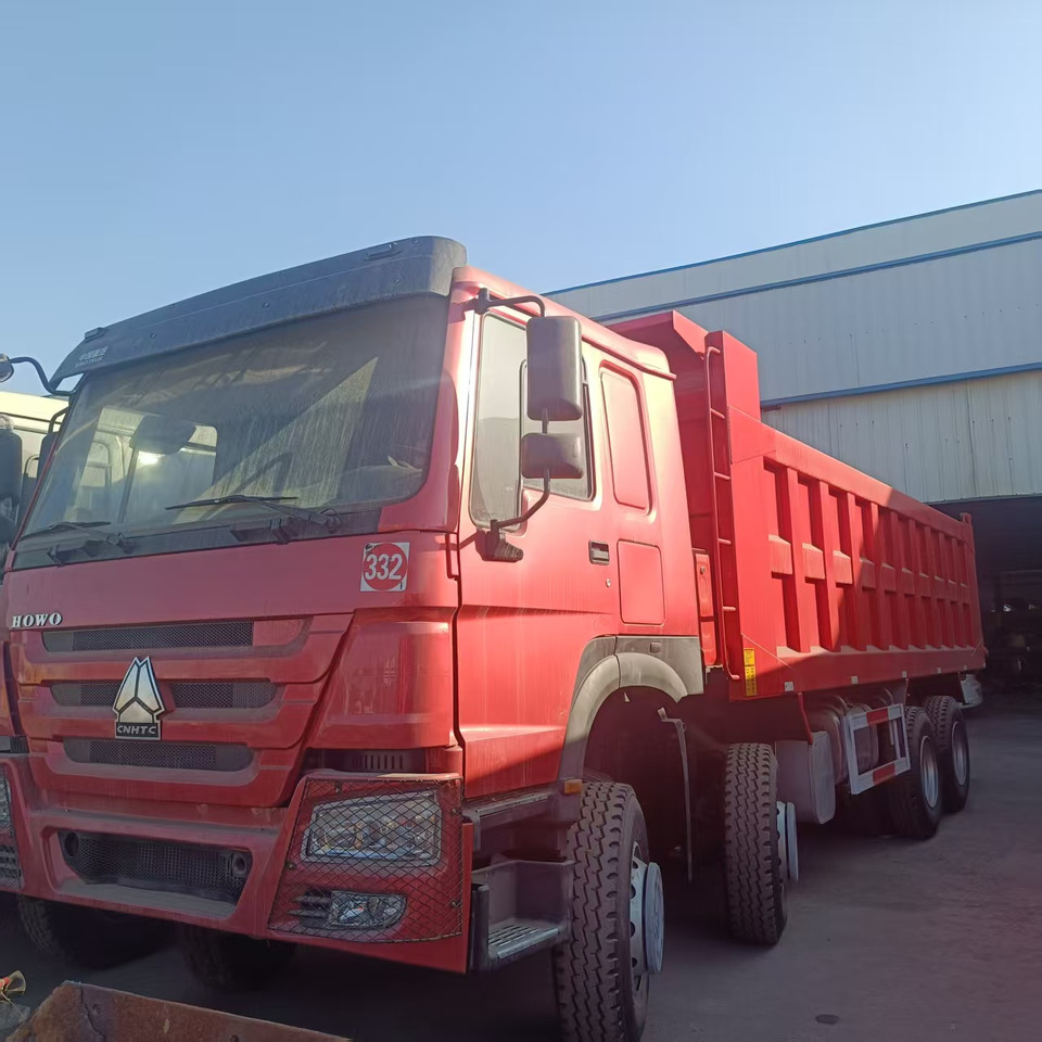 SINOTRUK HOWO 8x4 - Billenőplatós teherautó: 1 kép. SINOTRUK HOWO 8x4 - Billenőplatós teherautó: 1 kép.