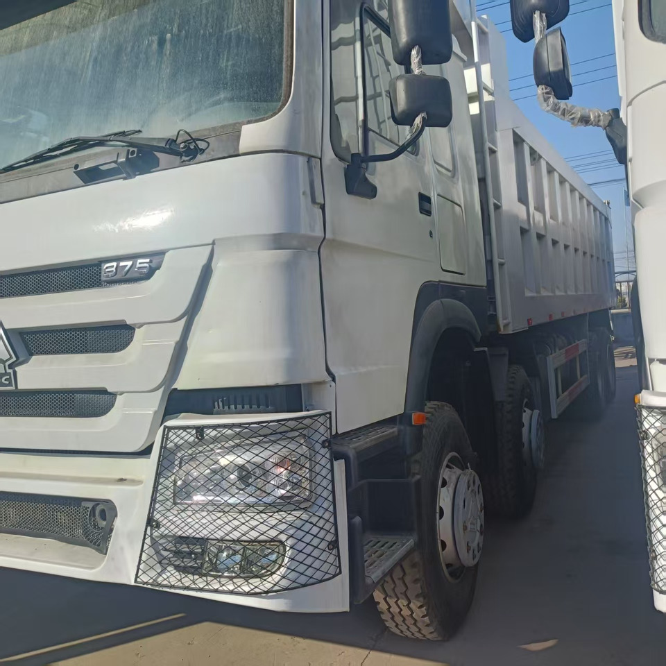 SINOTRUK HOWO 8x4 - Billenőplatós teherautó: 4 kép. SINOTRUK HOWO 8x4 - Billenőplatós teherautó: 4 kép.
