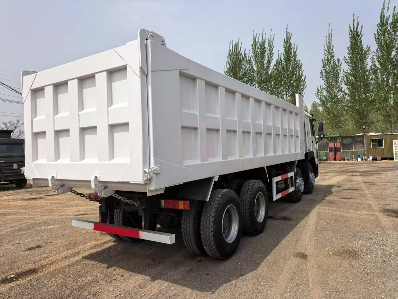 SINOTRUK HOWO 8x4 - Billenőplatós teherautó: 4 kép. SINOTRUK HOWO 8x4 - Billenőplatós teherautó: 4 kép.
