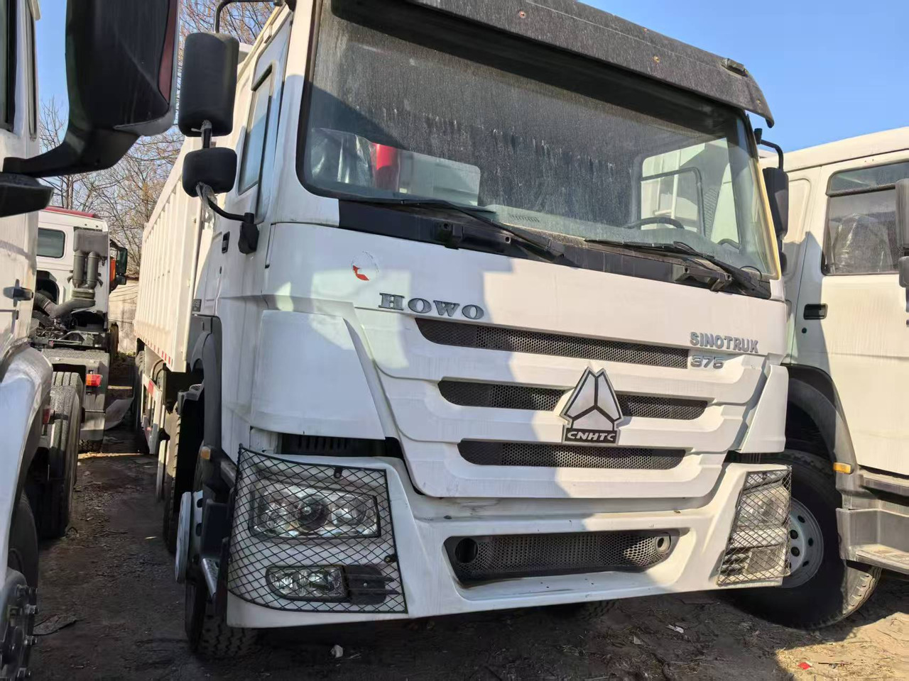 SINOTRUK HOWO 8x4 - Billenőplatós teherautó: 1 kép. SINOTRUK HOWO 8x4 - Billenőplatós teherautó: 1 kép.