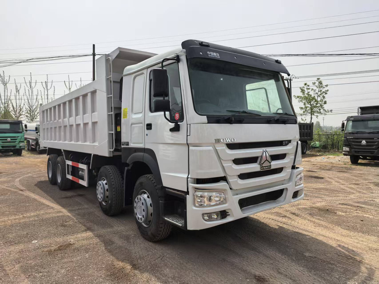 SINOTRUK HOWO 8x4 - Billenőplatós teherautó: 2 kép. SINOTRUK HOWO 8x4 - Billenőplatós teherautó: 2 kép.