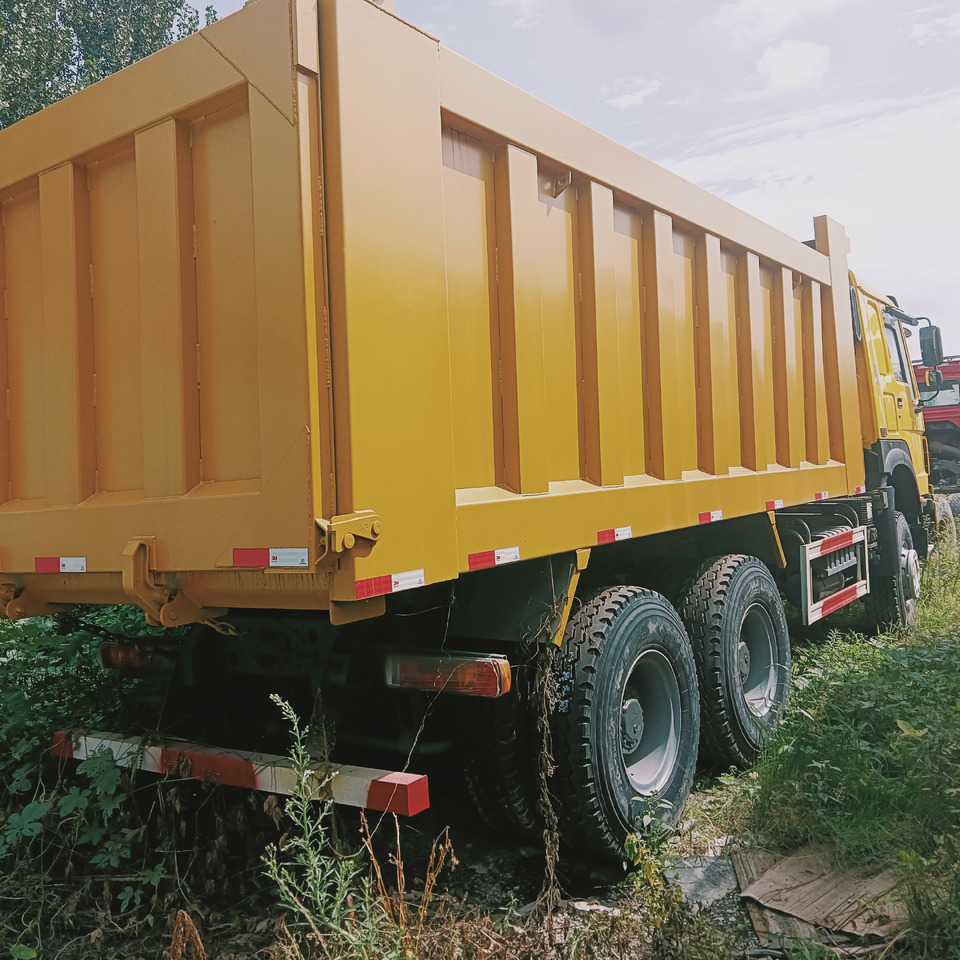 SINOTRUK HOWO - Billenőplatós teherautó: 2 kép. SINOTRUK HOWO - Billenőplatós teherautó: 2 kép.