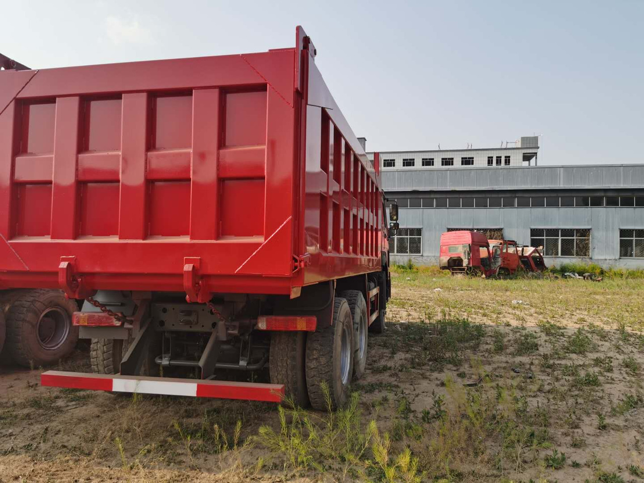 SINOTRUK HOWO - Billenőplatós teherautó: 2 kép. SINOTRUK HOWO - Billenőplatós teherautó: 2 kép.