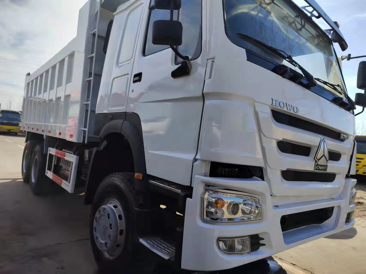 SINOTRUK HOWO - Billenőplatós teherautó: 3 kép. SINOTRUK HOWO - Billenőplatós teherautó: 3 kép.