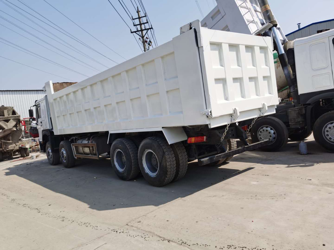 SINOTRUK HOWO - Billenőplatós teherautó: 3 kép. SINOTRUK HOWO - Billenőplatós teherautó: 3 kép.