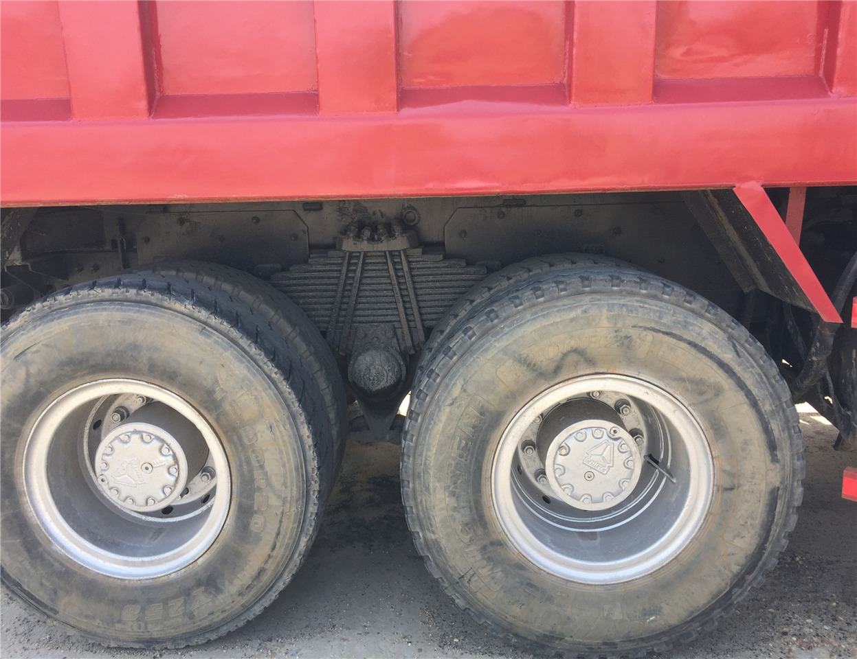 SINOTRUK HOWO - Billenőplatós teherautó: 2 kép. SINOTRUK HOWO - Billenőplatós teherautó: 2 kép.