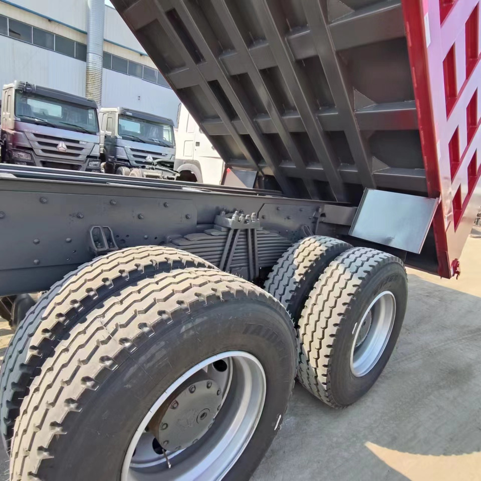 SINOTRUK HOWO - Billenőplatós teherautó: 1 kép. SINOTRUK HOWO - Billenőplatós teherautó: 1 kép.