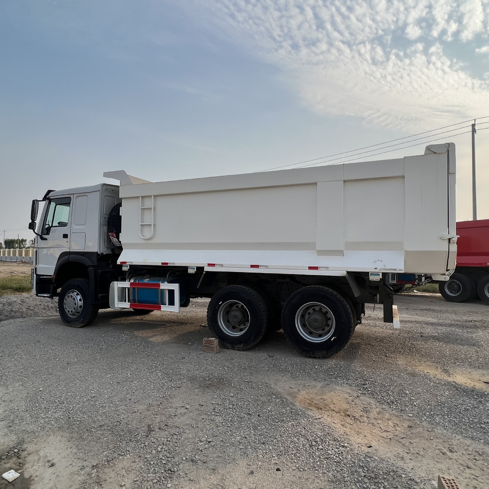 Dobozos felépítményű teherautó SINOTRUK HOWO: 7 kép. Dobozos felépítményű teherautó SINOTRUK HOWO: 7 kép.