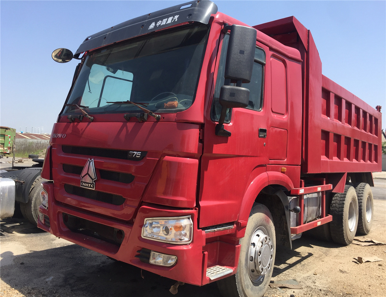 SINOTRUK HOWO - Billenőplatós teherautó: 5 kép. SINOTRUK HOWO - Billenőplatós teherautó: 5 kép.